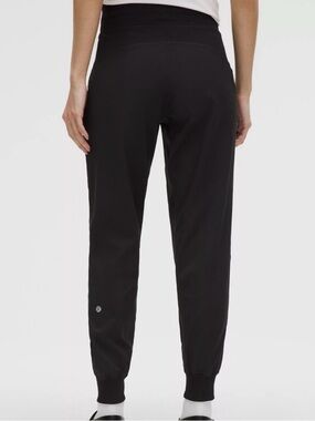 Lulu lemon dance studio pants tappered bottom leg Waist 13.5” Inseam 28.5” A0124